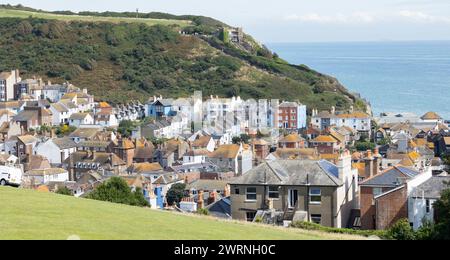 Hastings, regno unito, 24 agosto 2023 Vista generale della città vecchia di Hastings da West Hill con verdi colline sullo sfondo Foto Stock