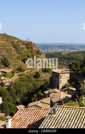 Village médiéval de Malleval dans son écrin rocheux, dans le parc naturel régional du Pilat Foto Stock