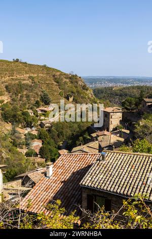 Village médiéval de Malleval dans son écrin rocheux, dans le parc naturel régional du Pilat Foto Stock