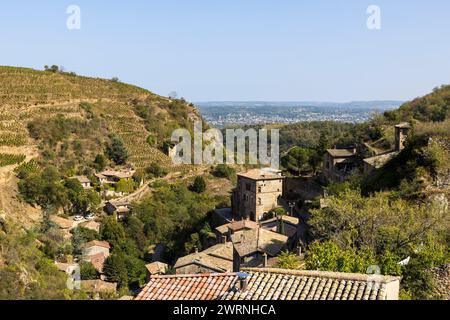 Village médiéval de Malleval dans son écrin rocheux, dans le parc naturel régional du Pilat Foto Stock