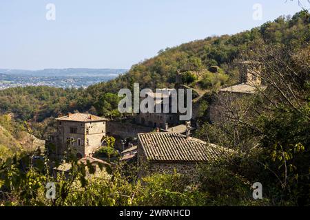 Village médiéval de Malleval dans son écrin rocheux, dans le parc naturel régional du Pilat Foto Stock