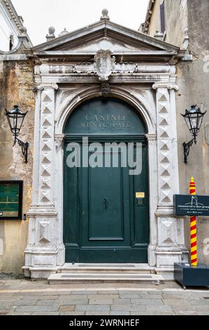 Venezia, Italia - 26 febbraio 2023: La porta del Casinò Municipale di Venezia Foto Stock