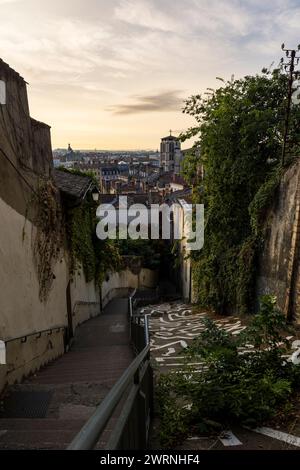 Cathédrale Saint-Jean-Baptiste de Lyon depuis les escaliers de la Montée des Chazeaux au Lever du soleil Foto Stock