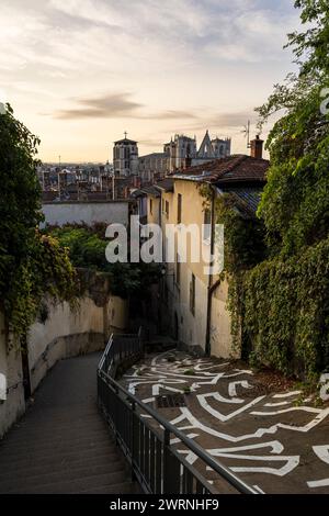 Cathédrale Saint-Jean-Baptiste de Lyon depuis les escaliers de la Montée des Chazeaux au Lever du soleil Foto Stock