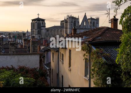 Cathédrale Saint-Jean-Baptiste de Lyon depuis les escaliers de la Montée des Chazeaux au Lever du soleil Foto Stock