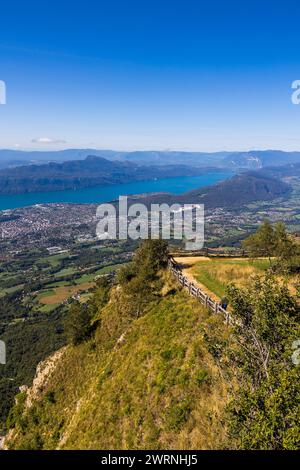 LAC du Bourget et ville d’Aix-les-Bains depuis le Belvédère du Mont Revard Foto Stock