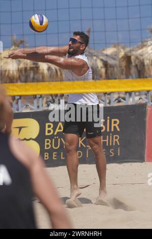 BALIKESIR, TURKIYE - 25 GIUGNO 2023: Undefined Athlete in Pro Beach Tour Oren Leg Foto Stock