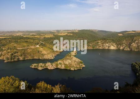 Château de Grangent, au milieu du lac artificiel formé sur la Loire, depuis le Château d’Essalois sur les hauteurs des Gorges de la Loire Foto Stock