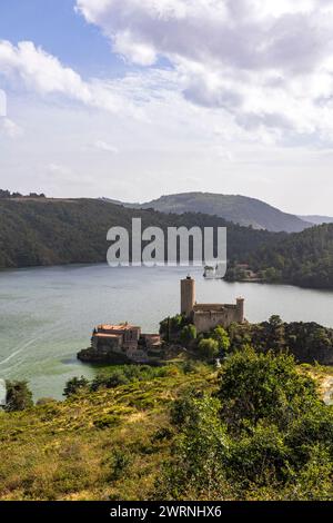 Château de Grangent, au milieu du lac artificiel formé sur la Loire Foto Stock