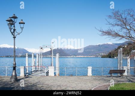 Bellissimo lungomare a Laveno Monbello, sul lago maggiore, in Italia Foto Stock