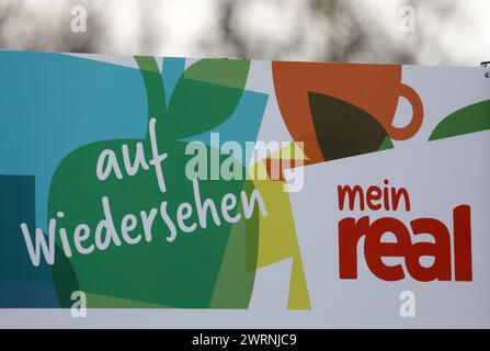 Erfurt - Schliessung Mein Real 13.03.2024, Erfurt, Mein Real - Markt der Supermarktkette Real in der Gothaer Strasse schliesst - auf dem Parkplatz steht ein Schild Auf Wiedersehen mein Real *** Erfurt Closing Mein Real 13 03 2024, Erfurt, il mio vero negozio della catena di supermercati Real a Gothaer Strasse sta chiudendo. c'è un cartello nel parcheggio che dice Auf Wiedersehen mein Real Foto Stock