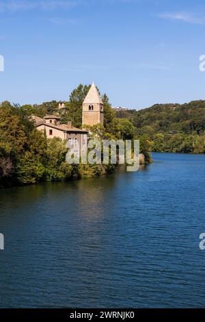 Église romane Notre-Dame de Lyon sur l'Île Barbe, depuis les quais de Saône de Caluire-et-Cuire Foto Stock