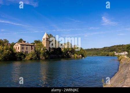 Église romane Notre-Dame de Lyon sur l'Île Barbe, depuis les quais de Saône de Caluire-et-Cuire Foto Stock