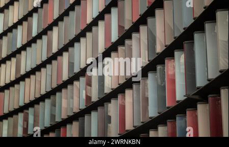Londra, Regno Unito - 27 febbraio 2024 - pannelli colorati all'esterno sull'architettura moderna dell'edificio degli uffici bancari Mizuho (2 New Ludgate) nella città di londra. Foto Stock