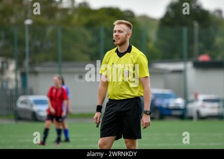 Ystrad Mynach, Galles. 3 ottobre 2021. Arbitro di partita Ieuan Lewis durante la partita di fa Women's National League Southern Premier Division tra Cardiff City Ladies e Hounslow Women al Centre of Sporting Excellence di Ystrad Mynach, Galles, Regno Unito, il 3 ottobre 2021. Crediti: Duncan Thomas/Majestic Media. Foto Stock