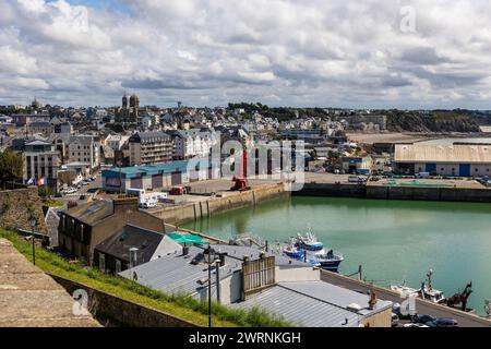 Vue sur Granville et le bassin à flot de Son port depuis la haute ville Foto Stock