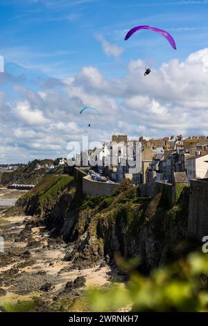 Parapentiste au-dessus de la haute ville de Granville Foto Stock