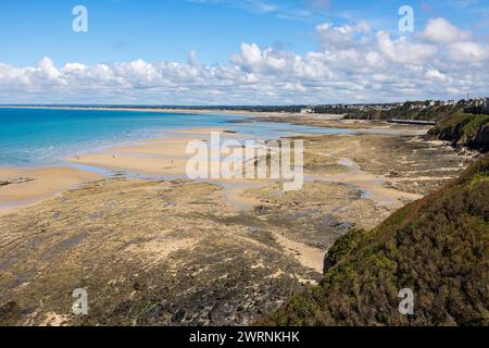 Haute ville de Granville au bord de la falaise pendant la marée basse Foto Stock