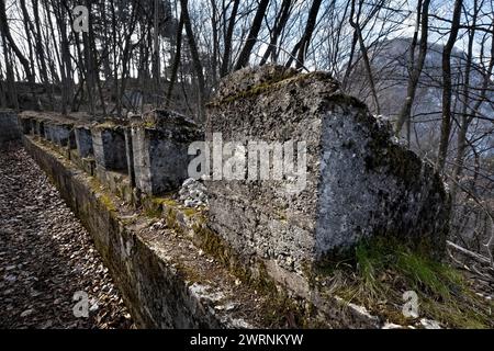 Resti delle trincee in cemento della roccaforte austro-ungarica della grande Guerra del Monte Celva. Trento, Trentino, Italia Foto Stock