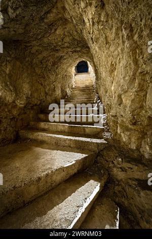 Il "sentiero dei 100 gradini" è un tunnel della roccaforte austro-ungarica della grande Guerra del Monte Celva. Trento, Trentino, Italia. Foto Stock