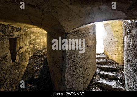 Tunnel delle fortificazioni della grande Guerra nella roccaforte austro-ungarica del Monte Celva. Trento, Trentino, Italia Foto Stock