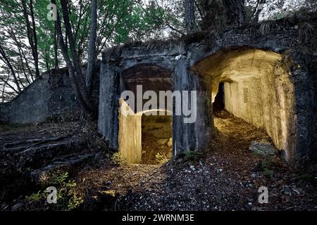 Ingressi alle fortificazioni della grande Guerra nella roccaforte austro-ungarica del Monte Celva. Trento, Trentino, Italia. Foto Stock