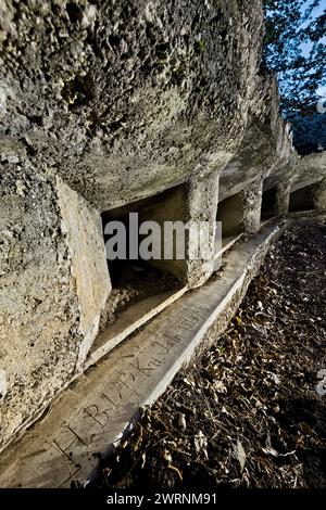 Trincea in cemento armato con scappatoie nella roccaforte della grande Guerra del Monte Celva. Di seguito è riportata un'incisione risalente al 1915. Trento, Italia. Foto Stock