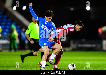 Terence Vancooten (15 Stevenage) sfidato da Joel Randall (14 Peterborough United) durante la partita Sky Bet League 1 tra Peterborough e Stevenage a London Road, Peterborough, mercoledì 13 marzo 2024. (Foto: Kevin Hodgson | mi News) crediti: MI News & Sport /Alamy Live News Foto Stock