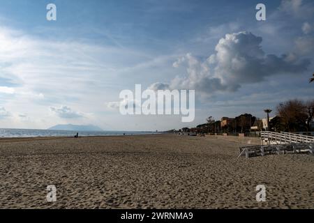Vista sulla spiaggia sabbiosa di Terracina, baia del Mar Tirreno, antica città italiana nella provincia di Latina in inverno, Italia Foto Stock