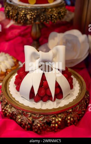 Dolce dolce italiano dolce pasticceria e torte con panna e frutta in mostra nella panetteria artigianale di Milano, in Italia, da vicino Foto Stock