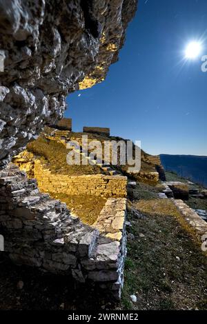 Vestigia delle caserme italiane della grande Guerra a Corno della paura in una notte al chiaro di luna. Brentonico, Trentino, Italia. Foto Stock