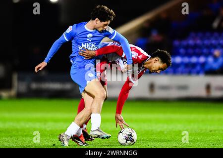 Terence Vancooten (15 Stevenage) sfidato da Joel Randall (14 Peterborough United) durante la partita Sky Bet League 1 tra Peterborough e Stevenage a London Road, Peterborough, mercoledì 13 marzo 2024. (Foto: Kevin Hodgson | mi News) crediti: MI News & Sport /Alamy Live News Foto Stock