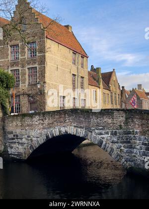 Splendido canale e case tradizionali nella città vecchia di Bruges, Bruges, Belgio. Foto di alta qualità Foto Stock