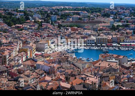 Rovigno: Porto e città vecchia, vista dal campanile della Chiesa di Sant'Eufemia. Croazia Foto Stock