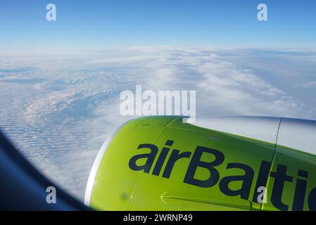 Motore AirBaltic e vista panoramica dall'aereo sulle Alpi svizzere Foto Stock