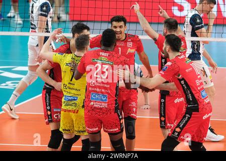 Trento, Italia. 13 marzo 2024. Cucine Lube Civitanova Team celebra dopo aver segnato un punto durante la partita tra ITAS Trentino Volley e cucine Lube Civitanova, semifinali della CEV Men Volley Champions League 2023/2024 al T Quotidiano Arena il 13 marzo 2024, Trento, Italia. Credito: Agenzia fotografica indipendente/Alamy Live News Foto Stock