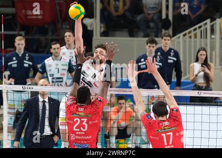 Trento, Italia. 13 marzo 2024. Attacco di Kamil Rychlicki della ITAS Trentino Volley durante la partita tra ITAS Trentino Volley e cucine Lube Civitanova, semifinali della CEV Men Volley Champions League 2023/2024 al T Quotidiano Arena il 13 marzo 2024, Trento, Italia. Credito: Agenzia fotografica indipendente/Alamy Live News Foto Stock