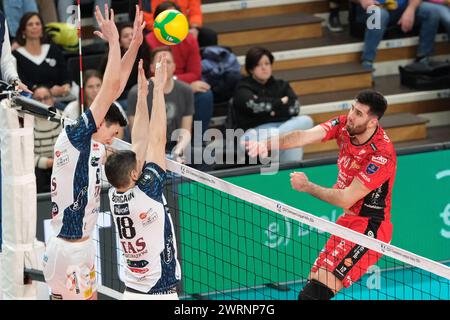 Trento, Italia. 13 marzo 2024. Attacco di Adis Lugumdzija di cucine Lube Civitanova durante la partita tra ITAS Trentino Volley e cucine Lube Civitanova, semifinale di CEV Men Volley Champions League 2023/2024 al T Quotidiano Arena il 13 marzo 2024, Trento, Italia. Credito: Agenzia fotografica indipendente/Alamy Live News Foto Stock