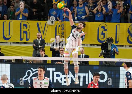 Trento, Italia. 13 marzo 2024. Kamil Rychlicki di ITAS Trentino Volley a servire durante la partita tra ITAS Trentino Volley e cucine Lube Civitanova, semifinali della CEV Men Volley Champions League 2023/2024 al T Quotidiano Arena il 13 marzo 2024, Trento, Italia. Credito: Agenzia fotografica indipendente/Alamy Live News Foto Stock