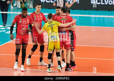 Trento, Italia. 13 marzo 2024. Cucine Lube Civitanova Team celebra dopo aver segnato un punto durante la partita tra ITAS Trentino Volley e cucine Lube Civitanova, semifinali della CEV Men Volley Champions League 2023/2024 al T Quotidiano Arena il 13 marzo 2024, Trento, Italia. Credito: Agenzia fotografica indipendente/Alamy Live News Foto Stock