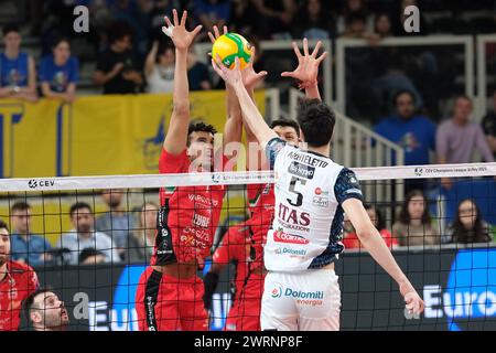 Trento, Italia. 13 marzo 2024. Blocco di Barthelemy Chinenyeze di cucine Lube Civitanova durante la partita tra ITAS Trentino Volley e cucine Lube Civitanova, semifinale di CEV Men Volley Champions League 2023/2024 al T Quotidiano Arena il 13 marzo 2024, Trento, Italia. Credito: Agenzia fotografica indipendente/Alamy Live News Foto Stock