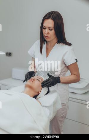 ragazza nell'ufficio di un cosmetologo che pulisce la pelle Foto Stock