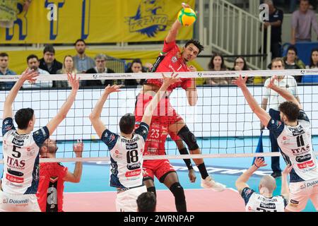 Trento, Italia. 13 marzo 2024. Attacco di Barthelemy Chinenyeze di cucine Lube Civitanova durante la partita tra ITAS Trentino Volley e cucine Lube Civitanova, semifinale di CEV Men Volley Champions League 2023/2024 al T Quotidiano Arena il 13 marzo 2024, Trento, Italia. Credito: Agenzia fotografica indipendente/Alamy Live News Foto Stock