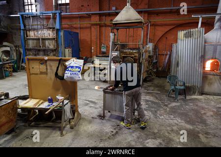 Isola di Murano, Italia - 6 ottobre 2019: Produzione manuale del vetro di Murano presso la fabbrica di soffiatura del vetro. Vetreria che lavora con il pezzo di vetro fuso di Foto Stock