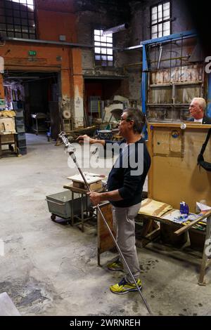 Isola di Murano, Italia - 6 ottobre 2019: Produzione manuale del vetro di Murano presso la fabbrica di soffiatura del vetro. Vetreria che lavora con il pezzo di vetro fuso di Foto Stock