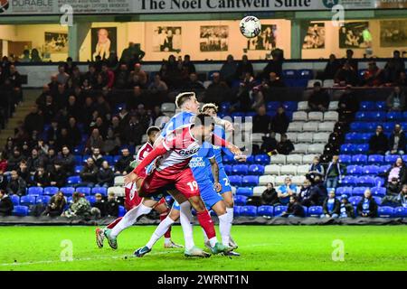 Jamie Reid (19 Stevenage) dirige il pallone sfidato da Josh Knight (5 Peterborough United) durante la partita Sky Bet League 1 tra Peterborough e Stevenage a London Road, Peterborough, mercoledì 13 marzo 2024. (Foto: Kevin Hodgson | mi News) crediti: MI News & Sport /Alamy Live News Foto Stock