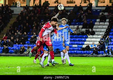 Jamie Reid (19 Stevenage) dirige il pallone sfidato da Josh Knight (5 Peterborough United) durante la partita Sky Bet League 1 tra Peterborough e Stevenage a London Road, Peterborough, mercoledì 13 marzo 2024. (Foto: Kevin Hodgson | mi News) crediti: MI News & Sport /Alamy Live News Foto Stock