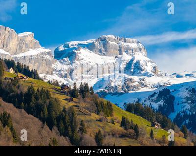 Engelberg Resort nelle Alpi Svizzere, dalle colline verdeggianti alle vette innevate. Foto Stock