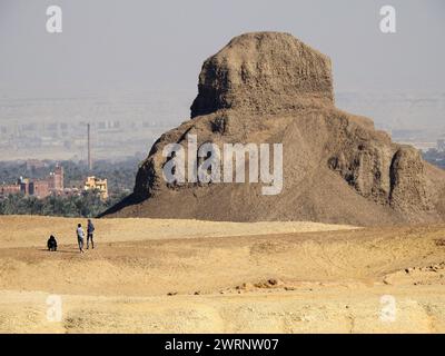 Giza, Egitto, gennaio 26 2023: Piramide di Amenemhat III, la piramide nera costruita da Amenemhat il terzo a Dahshur, chiamata Piramide nera per la sua buia, dicembre Foto Stock
