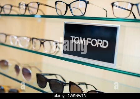 Occhiali, occhiali e montature disponibili presso un ufficio di optometria Foto Stock